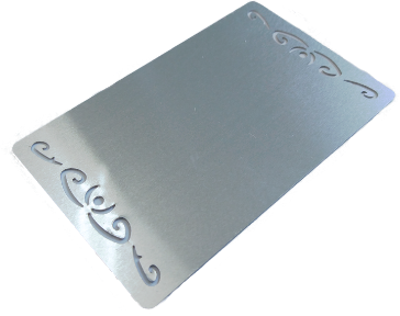 Exkluzivní kovová vizitka (stříbrná) s motivem po stranách